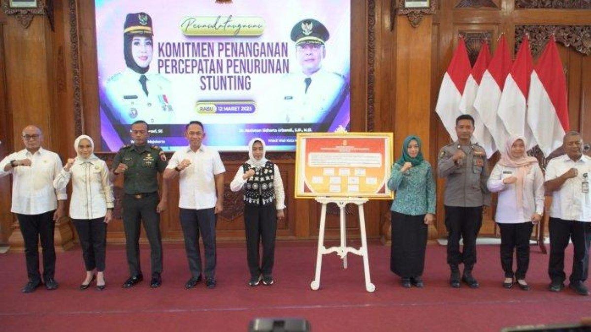 100 HARI KERJA - Wali Kota Mojokerto, Ika Puspitasari saat paparan dalam kegiatan forum Rembug Stunting di ruangan Sabha Mandala Madya, Balai Kota Mojokerto, pada Rabu (12/3/2025). Targetkan Kota Mojokerto New Zero Stunting 2026.