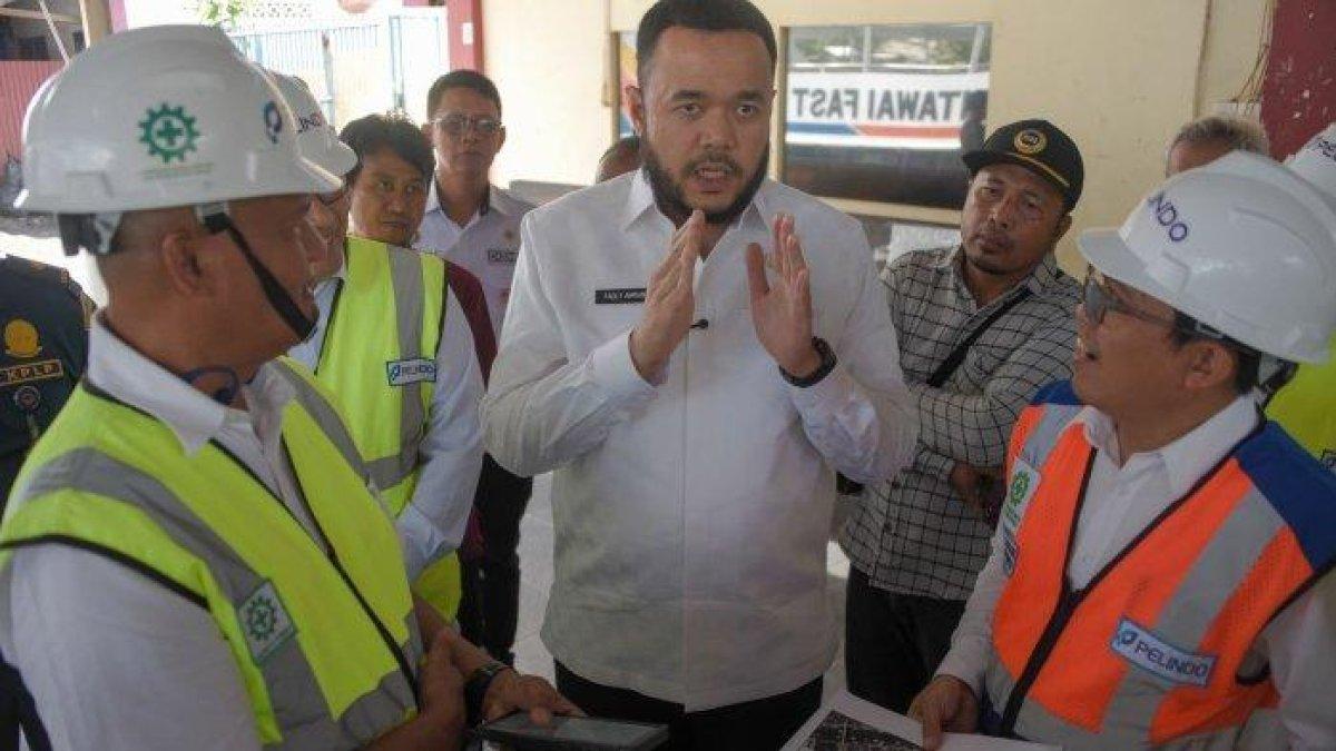 100 HARI KERJA - Wali Kota Padang Fadly Amran meninjau Pelabuhan Muaro Padang bersama General Manager PT Pelindo Regional 2 Teluk Bayur, Ferrial Dunan Sidabutar, di Muaro Padang, Rabu (14/5/2025). Penataan pelabuhan kawasan Muaro Padang diharapkan mampu mengubah wajah serta citra transportasi laut Kota Padang dalam lima tahun ke depan.