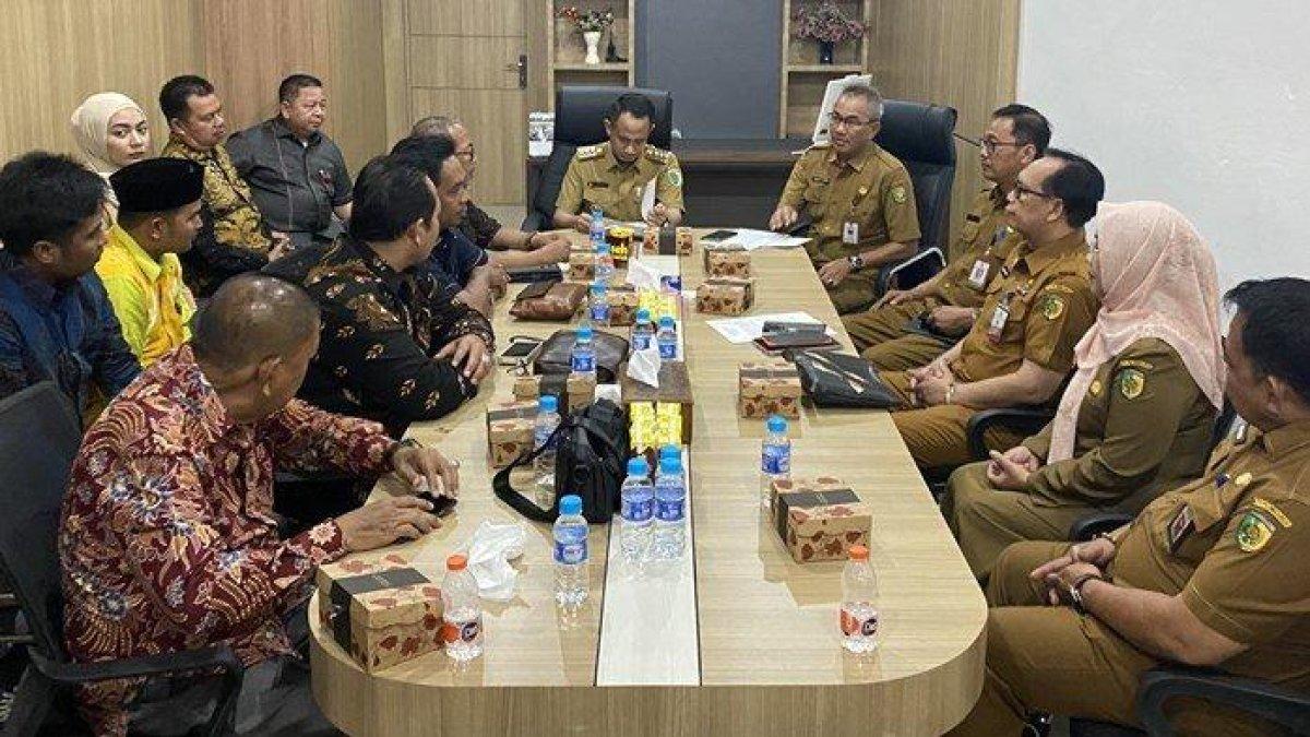 100 HARI KERJA - Wali Kota Palangkaraya, Fairid Naparin, menerima kunjungan kerja Komisi I DPRD Kabupaten Banjar di Ruang Rapat MPP Huma Betang, Senin (28/4/2025).