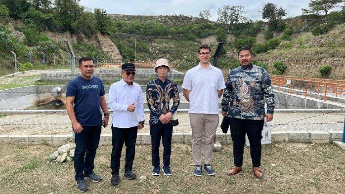 100 HARI KERJA - Wali Kota Palu Hadianto Rasyid mendampingi kunjungan investor asal Amerika Serikat ke Tempat Pemrosesan Akhir (TPA) Kawatuna, Kelurahan Kawatuna, Sabtu (19/04/2025).