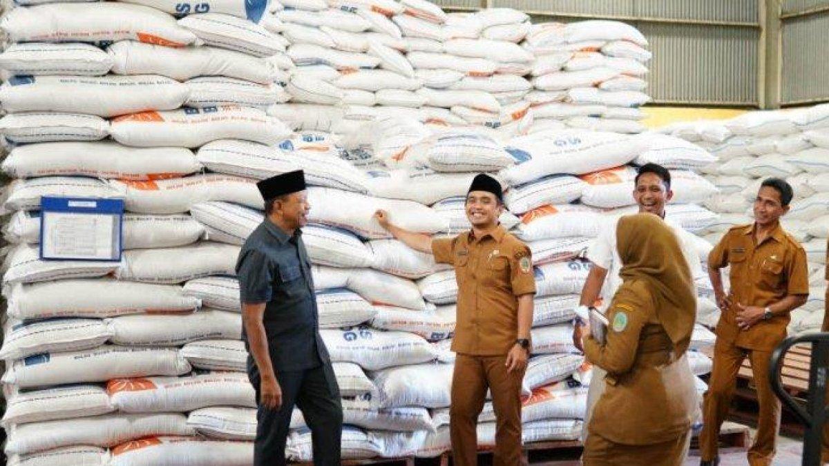 100 HARI KERJA - Wali Kota Pasuruan Adi Wibowo bersama jajaran saat melakukan monitoring ke Gudang Bulog terkait stok beras, Selasa (11/3/2025).