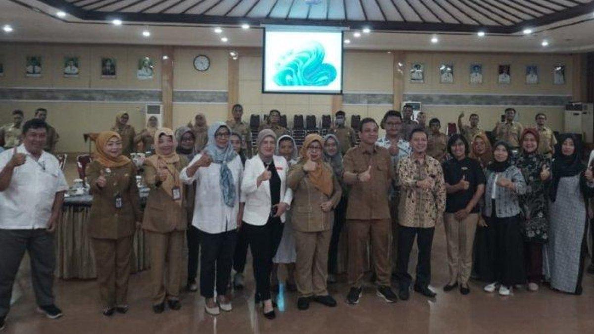 PROGRAM WALI KOTA PEKALONGAN - Wali Kota Pekalongan Achmad Afzan Arslan Djunaid saat membuka Rapat Koordinasi Forum Komunikasi Jejaring Pelatihan dan Pemagangan dengan Industri Daerah (FKJPPID), di ruang Jlamprang. Dalam hal ini, Wali Kota Achmad Afzan Arslan Djunaid menekankan pentingnya menyesuaikan pelatihan kerja dengan kebutuhan zaman, termasuk keterampilan digital.