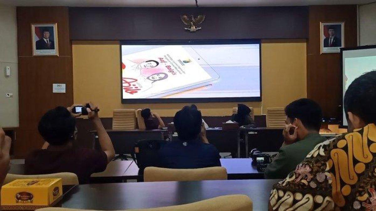100 HARI KERJA - Wali Kota Pekalongan Achmad Afzan Arslan Djunaid bersama Wakil Wali Kota Pekalongan Balgis Diab saat melaunching layanan kanal pengaduan publik berbasis WhatsApp yang diberi nama Lapor Ajib, peluncuran di ruang buketan. Kanal ini sebagai, wadah untuk masyarakat bisa memberikan aduan dan aspirasinya kepada Pemerintah Kota Pekalongan, sekaligus upaya meningkatkan kualitas pelayanan publik.