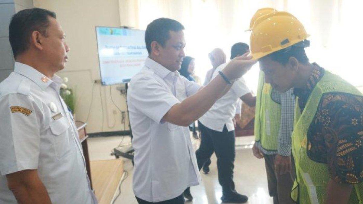 PROGRAM WALI KOTA PEKALONGAN - Wali Kota Pekalongan Achmad Afzan Arslan Djunaid saat memakaikan rompi dan helm proyek secara simbolis pada acar pelatihan dan sertifikasi gratis untuk jabatan kerja tukang pasang bata, Rabu (4/6/2025), di aula Kantor DPUPR setempat. Pelatihan ini menyasar masyarakat umum, terutama mereka yang terdampak pemutusan hubungan kerja (PHK), belum bekerja, atau masih menganggur.