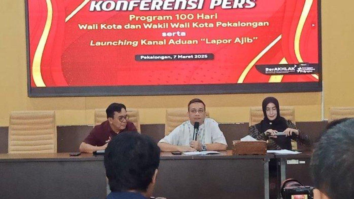 100 HARI KERJA - Wali Kota Pekalongan Achmad Afzan Arslan Djunaid saat memberikan keterangan konferensi pers terkait program 100 hari Wali Kota Pekalongan dan Wakil Wali Kota Pekalongan di ruang buketan Setda setempat.
