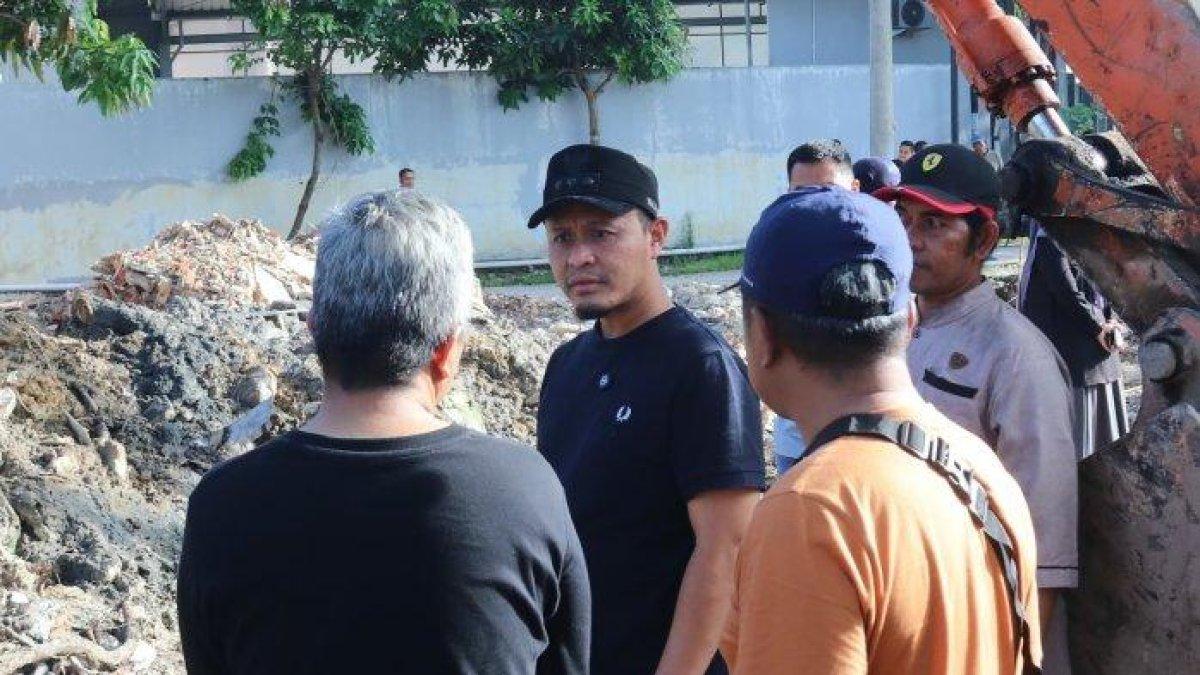 PROGRAM WALI KOTA PEKANBARU - Wali Kota Pekanbaru Agung Nugroho meninjau proses perbaikan drainase di Jalan Arifin Ahmad Pekanbaru.