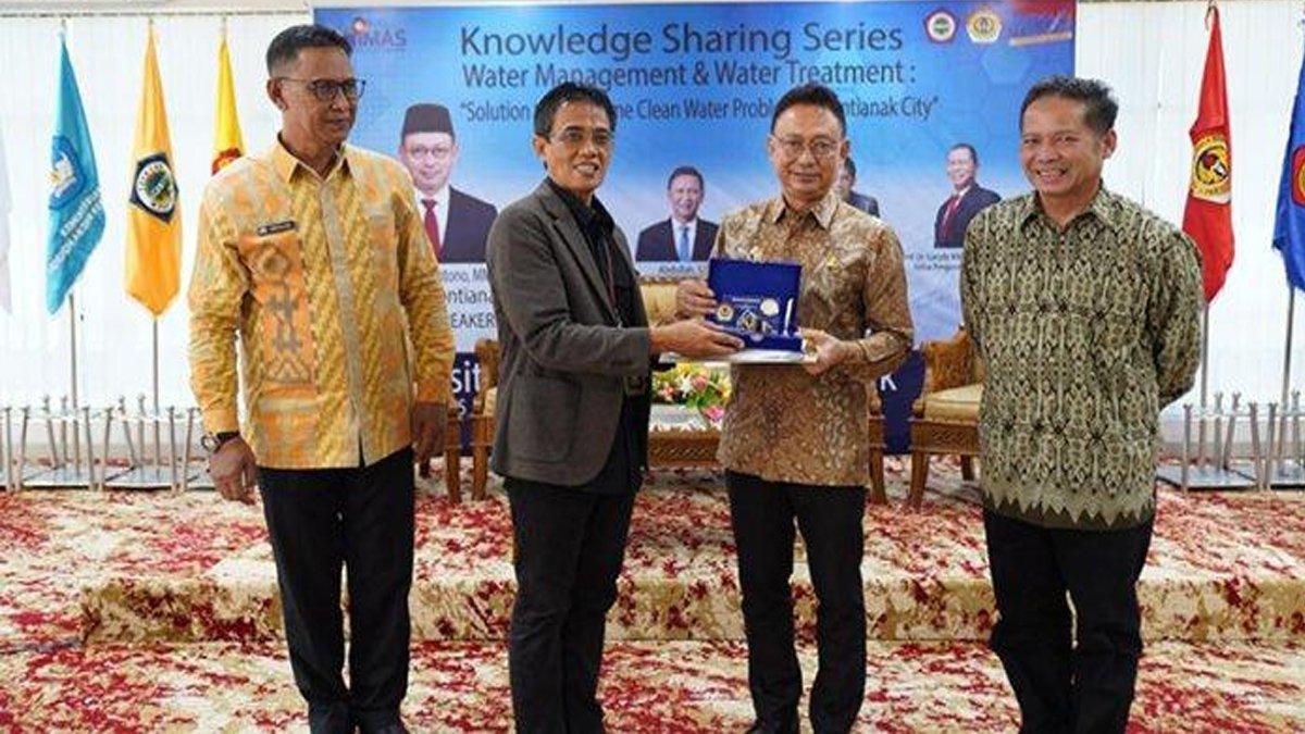 100 HARI KERJA - Wali Kota Pontianak Edi Rusdi Kamtono menyampaikan paparan dalam forum Knowledge Sharing Series bertema Water Management and Water Treatment di Universitas Panca Bhakti Kamis 15 Mei 2025.