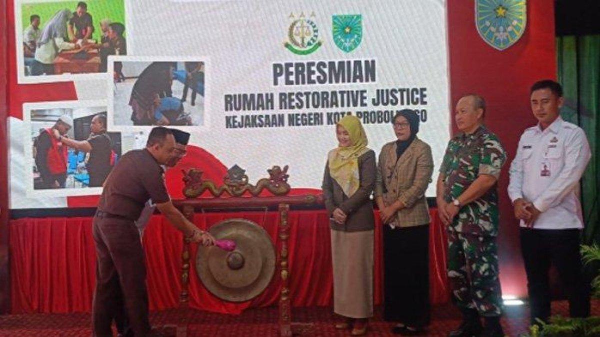 100 HARI KERJA - Kajari Kota Probolinggo bersama Wali Kota Probolinggo memukul gong sebagai tanda diresmikannya rumah perdamaian, Rabu (9/4/2025). Rumah ini diharapkan jadi solusi untuk menyelesaikan perkara tanpa harus ke meja hijau.