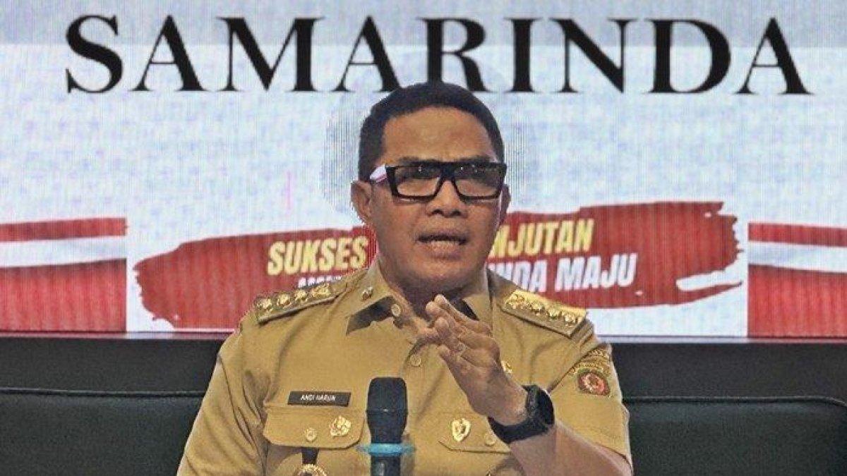 100 HARI KERJA - Foto arsip Wali Kota Samarinda Andi Harun saat menggelar konferensi pers di Balai Kota, Senin (5/5/2025). Andi Harun memberikan penjelasan di balik kebijakan Samarinda bebas tambang pada tahun.