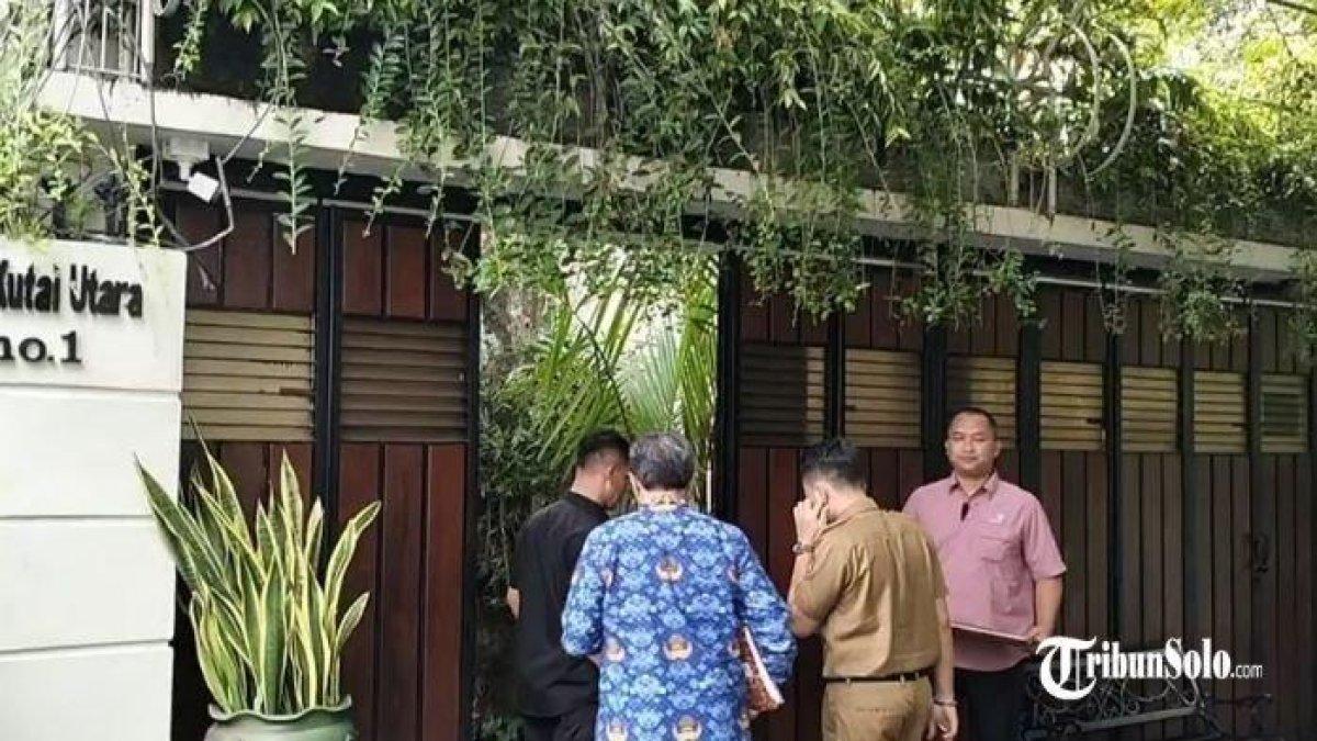 100 HARI KERJA - Wali Kota Solo Respati Ardi ditemani Sekda Pemkot Solo Budi Murtono menemui Joko Widodo di kediamannya di Kelurahan Sumber, Senin (17/3/2025) sore. Setidaknya hampir 2 jam Respati berbincang dengan eks Wali Kota Solo tersebut.