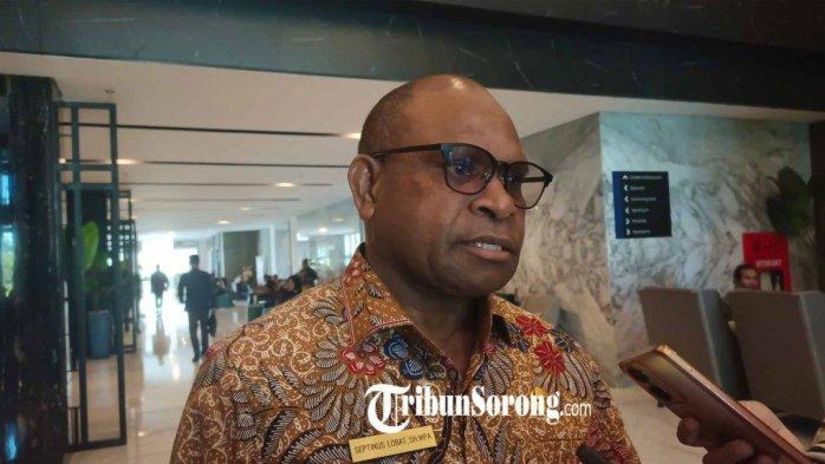 100 HARI KERJA - Masalah anak putus sekolah di Kota Sorong mencuat ke publik dan menjadi perhatian serius. Menanggapi hal itu, Wali Kota Sorong Septinus Lobat menyatakan, bahwa pemerintah terbuka terhadap persoalan ini, namun penanganannya memerlukan data akurat.
