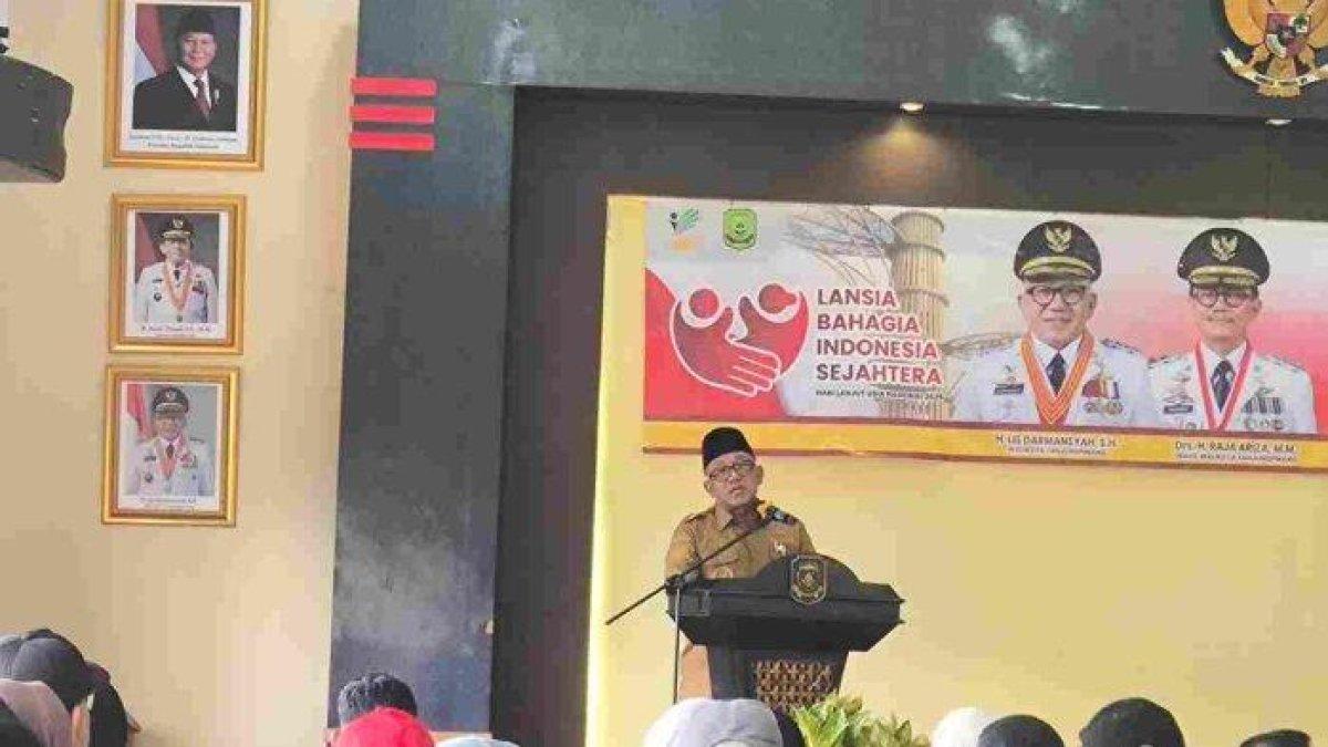 PROGRAM WALI KOTA TANJUNGPINANG - Wali Kota Tanjungpinang, Lis Darmansyah saat sambutan pada peringatan Hari Lansia di Kantor Dinsos Pemko Tanjungpinang, Senin (16/06/2025).
