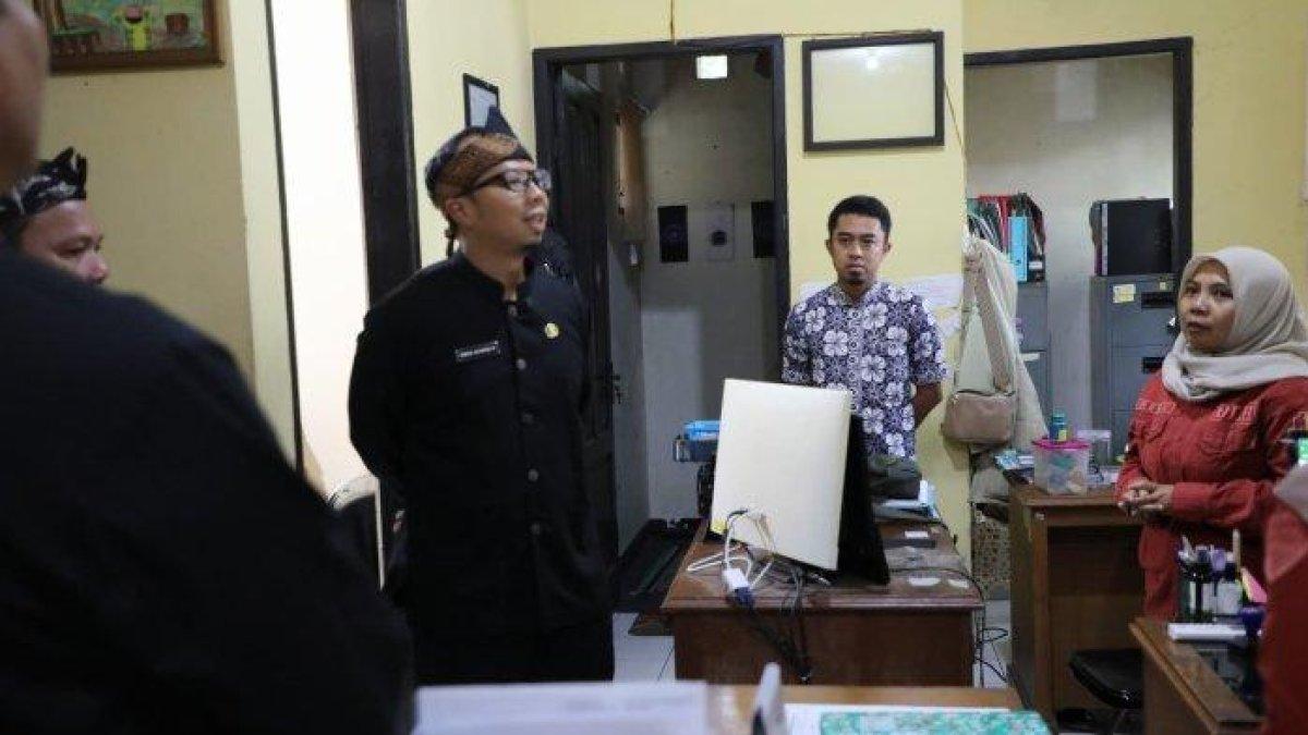 100 HARI KERJA - Wali Kota Tasikmalaya Viman Alfarizi Ramadhan nampaknya masih ragu untuk mengalihkan anggaran mobil dinasnya.