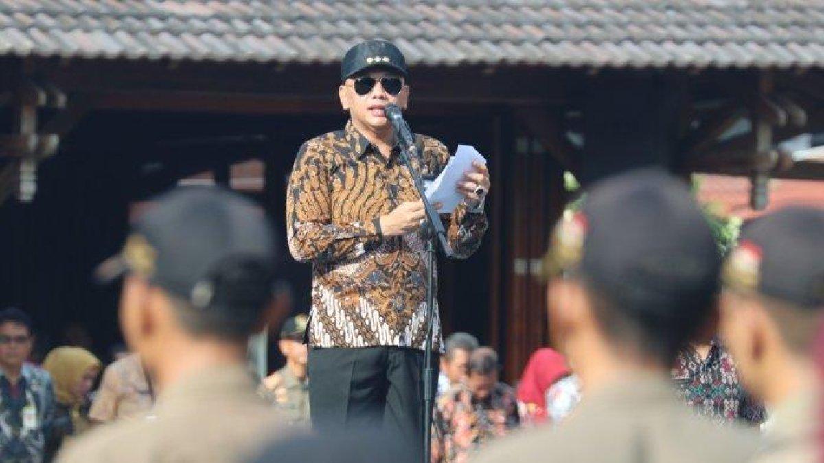 PROGRAM WALI KOTA TEGAL - Wali Kota Tegal, Dedy Yon Supriyono saat menjadi pimpinan dalam Apel Bersama di Halaman Pendopo Ki Gede Sebayu Balai Kota Tegal, Selasa (27/5/2025).