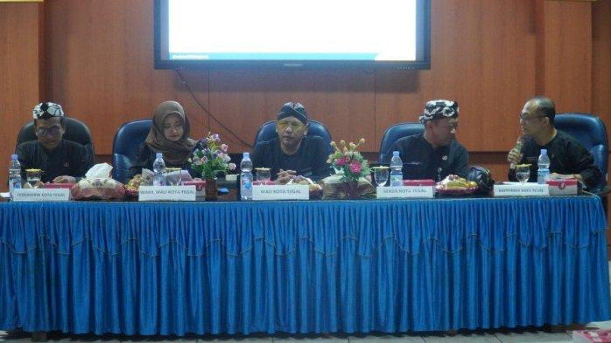 PROGRAM WALI KOTA TEGAL - Wali Kota Tegal, Dedy Yon Supriyono (tengah), memimpin Rapat Koordinasi Penanggulangan Kemiskinan dan Tingkat Pengangguran Terbuka di Kota Tegal, Kamis (22/5/2025). Pemkot Tegal telah merumuskan strategi penanggulangan kemiskinan dengan total anggaran sebesar Rp132,8 miliar.