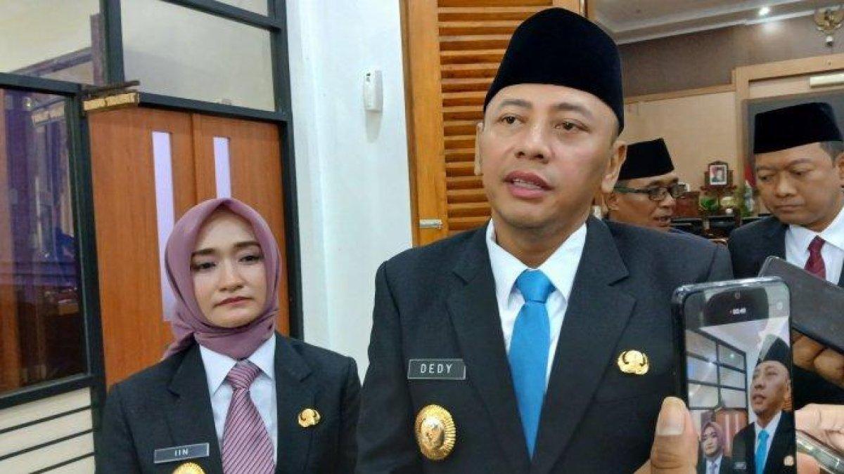 100 HARI KERJA - Wali Kota Tegal, Dedy Yon Supriyono (kanan) didampingi wakilnya Tazkiyyatul Muthmainnah, saat menjawab pertanyaan awak media di Gedung DPRD Kota Tegal, Senin (3/3/2025). Dedy Yon megungkapkan ada lima program prioritas selama 100 hari masa kerjanya sebagai kepala daerah yang baru.