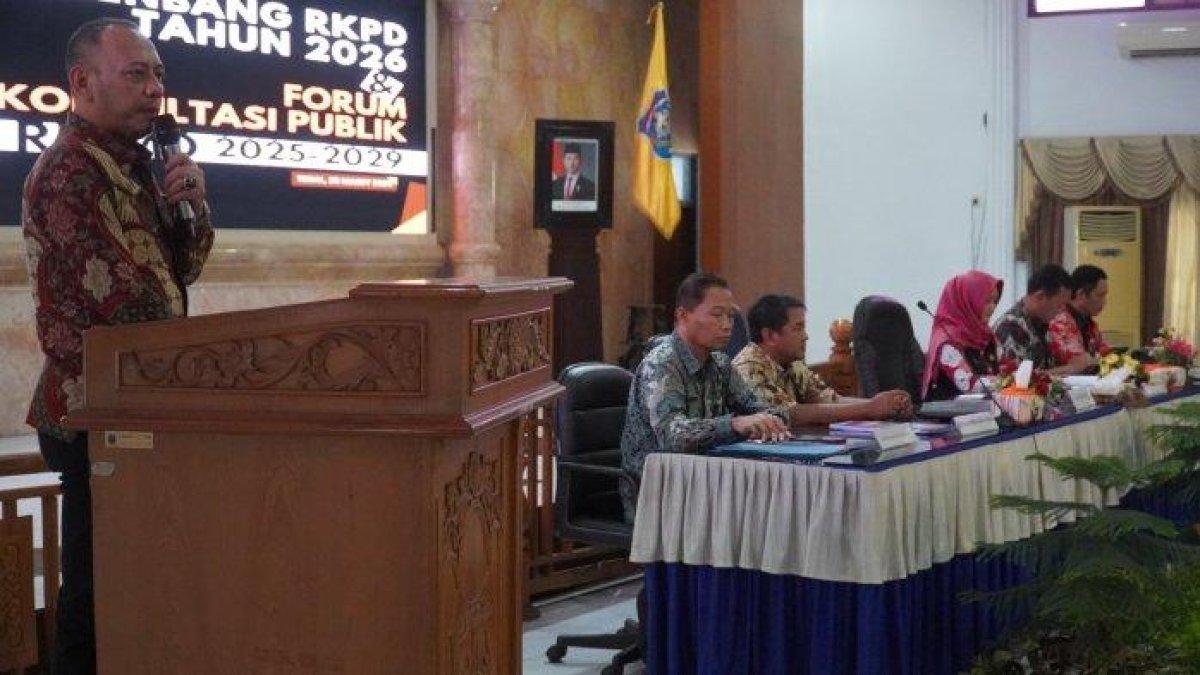 100 HARI KERJA - Wali Kota Tegal, Dedy Yon Supriyono saat memberikan sambutan dalam Musyawarah Rencana Bangunan (Musrenbang) Rencana Kinerja Pemerintah Daerah (RKPD) di Gedung Adipura Balai Kota Tegal, Selasa (25/3/2025).