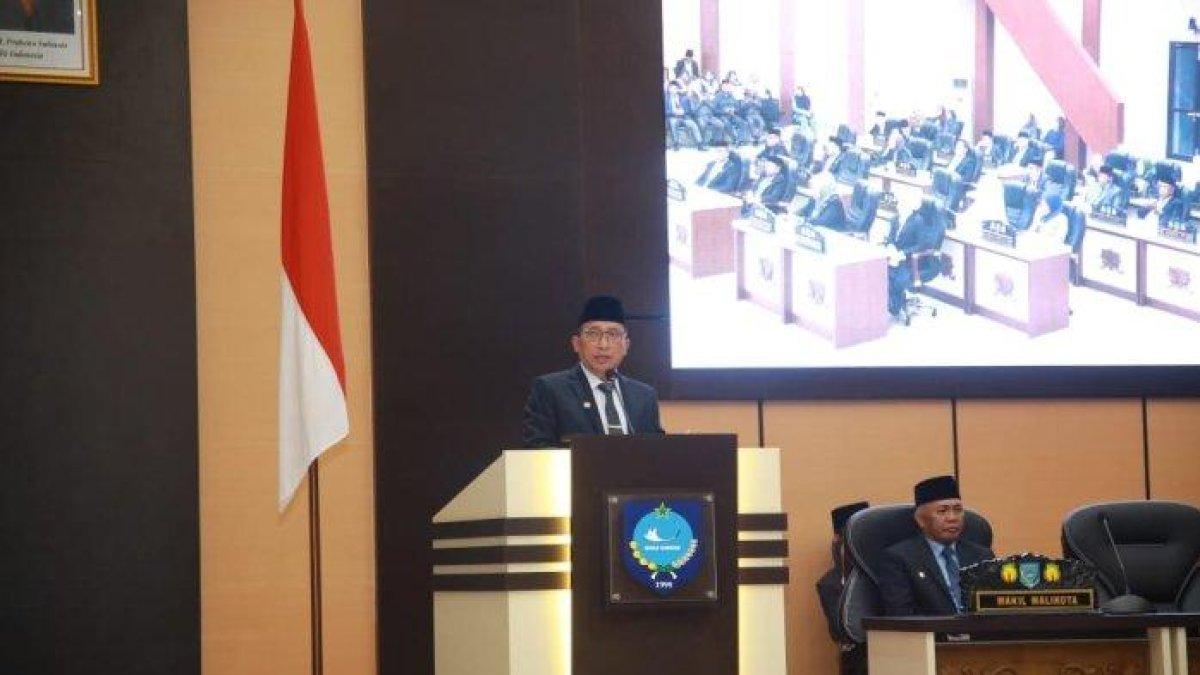 100 HARI KERJA - Wali Kota Ternate M Tauhid Soleman saat memberikan sambutan di Gedung DPRD Kota Ternate. Ia memaparkan program 100 hari kerjanya bersama Wakil Wali Kota Nasri Abubakar, Selasa (4/3/2025).