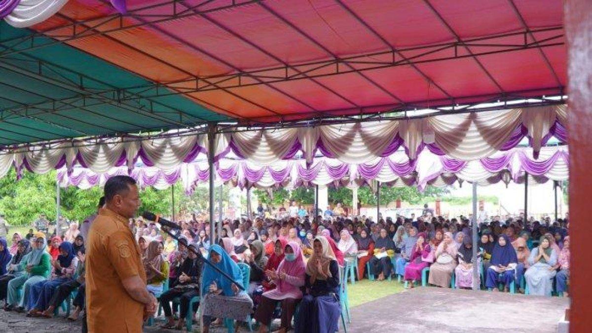 100 HARI KERJA - Wali Kota Tidore Muhammad Sinen memberi arahan saat kegiatan pembagian Bansos di Kantor Camat Tidore Utara, Selasa (25/3/2025).