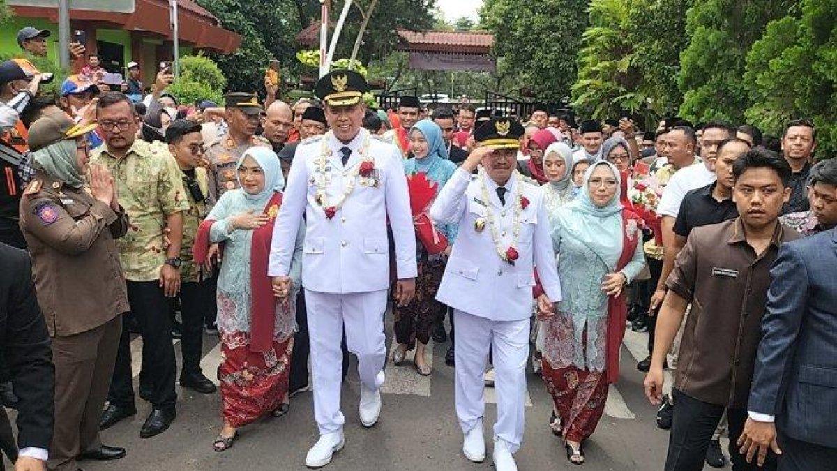 100 HARI KERJA - Wali Kota Tri Adhianto dan Wakil Wali Kota Bekasi Abdul Harris Bobbihoe saat tiba di Pendopo Kota di Jalan Jenderal Ahmad Yani usai dilantik di Jakarta pada Kamis (20/2/2025).