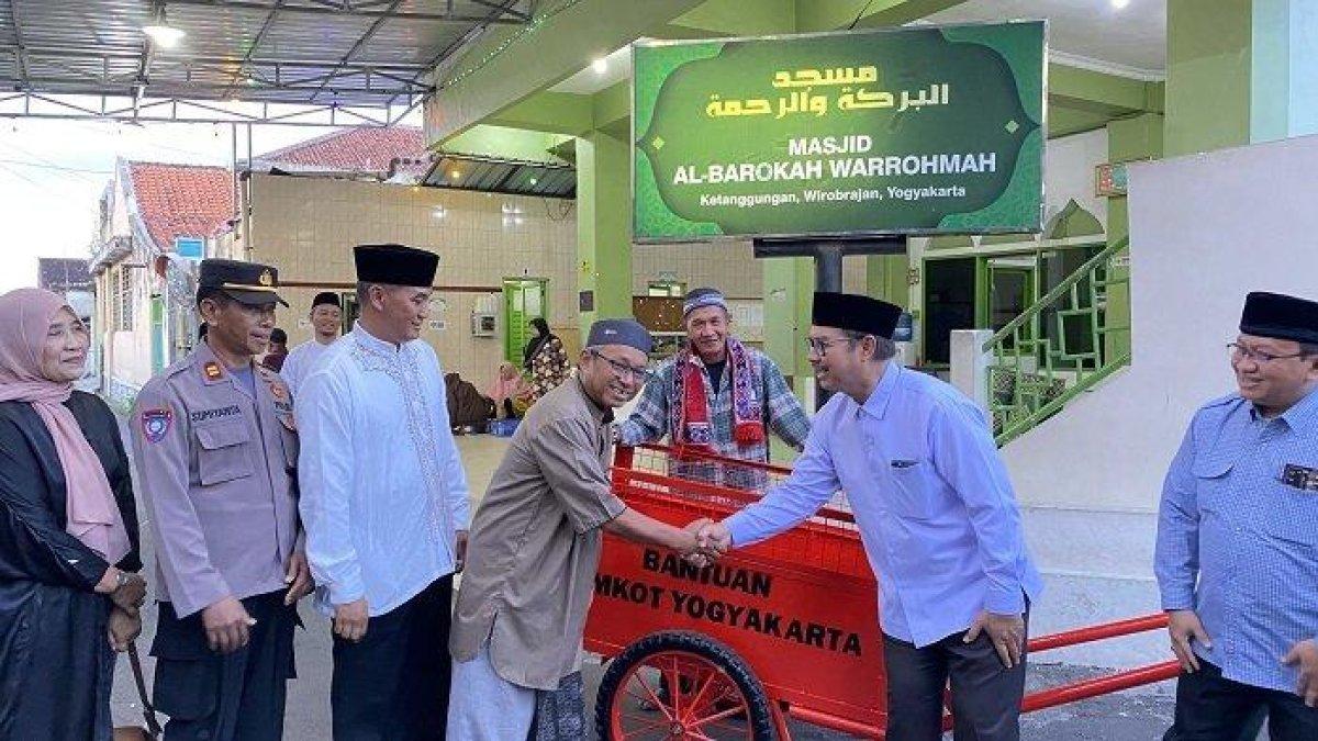 100 HARI KERJA - Wali Kota Yogya, Hasto Wardoyo, menyerahkan gerobak sampah untuk warga Kampung Ketanggungan, Kemantren Wirobrajan, Selasa (15/4/25).
