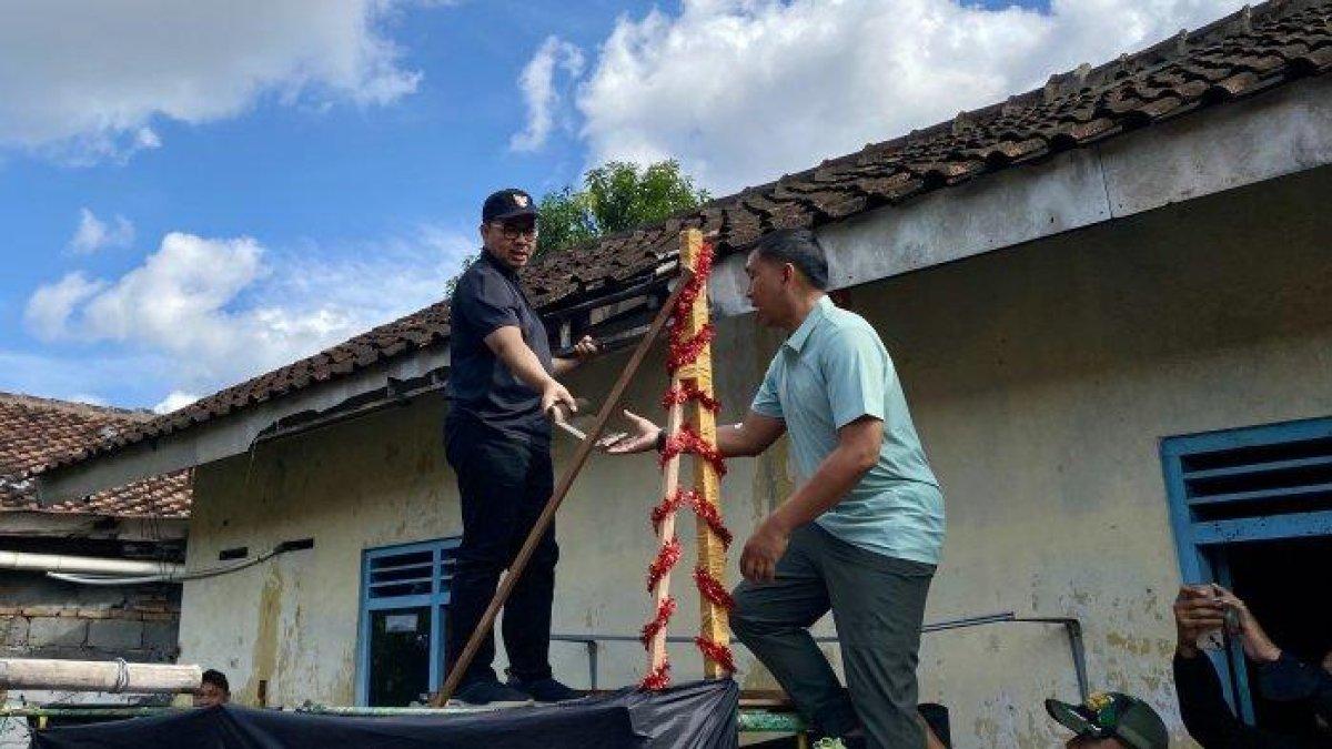 100 HARI KERJA - Wali Kota Yogya, Hasto Wardoyo secara simbolis melepas genteng sebagai tanda dimulainya program bedah rumah di Ngampilan, Minggu (27/4/25).