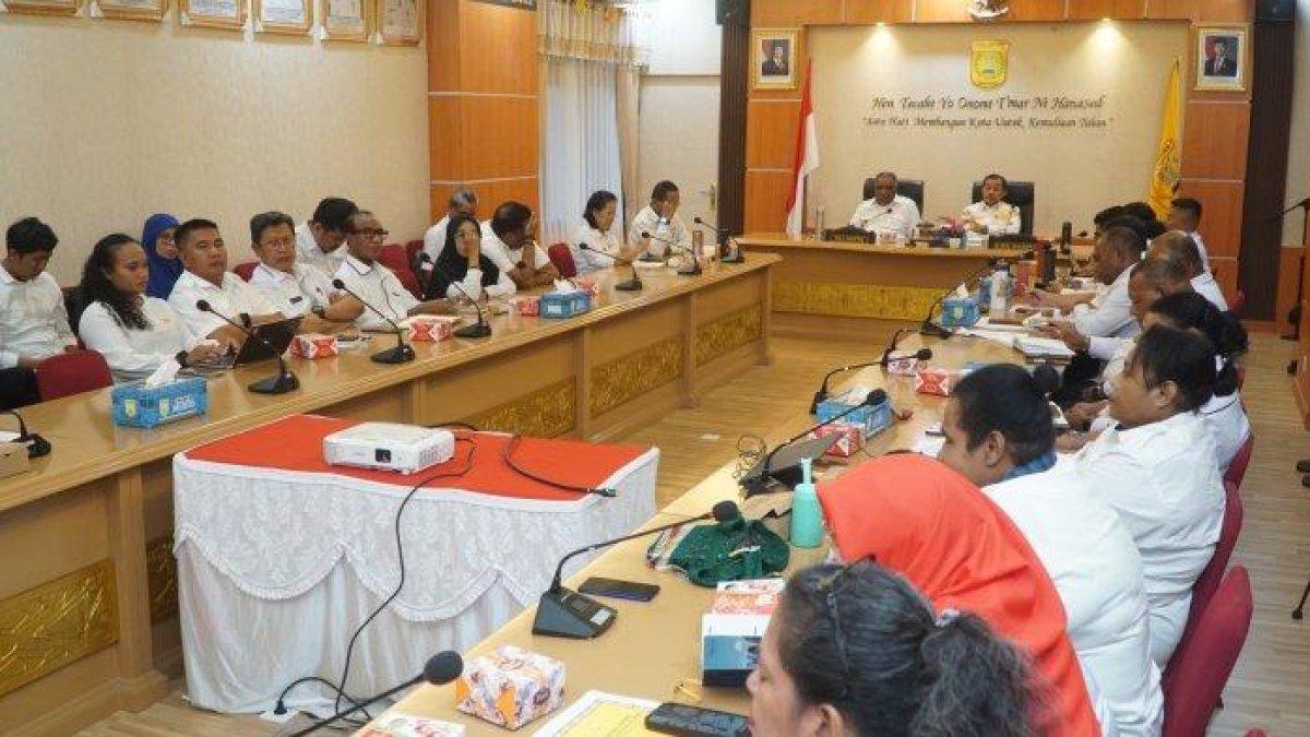 100 HARI KERJA - Wali Kota dan Wakil Wali Kota Jayapura menggelar rapat bersama SKPD membahas tata ruang wilayah Kota Jayapura tahun 2025 yang sempat tertunda pembahasannya selama 10 tahun.