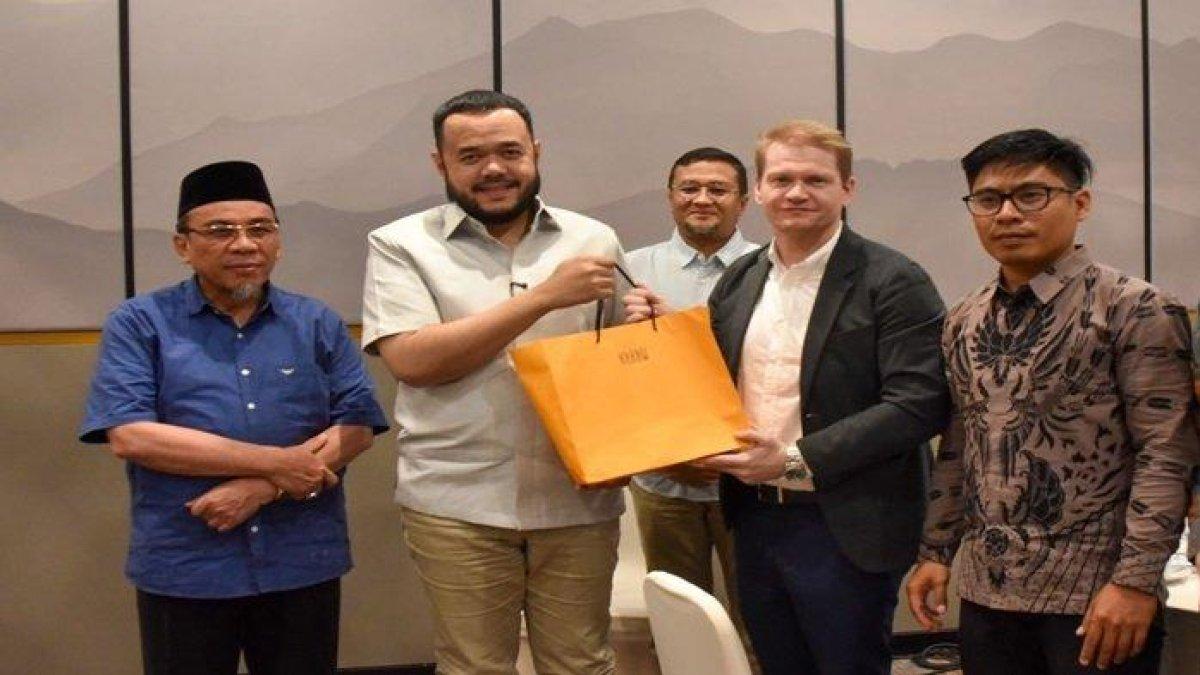 100 HARI KERJA - Wali kota Padang, Fadly Amran saat bertemu dengan Irish Chamber of Commerce Mr. Michael Noble, Minggu (4/5/2025). Fadly mencoba untuk bisa menjalin kerjasama di bidang pendidikan dengan pemerintah Irlandia.