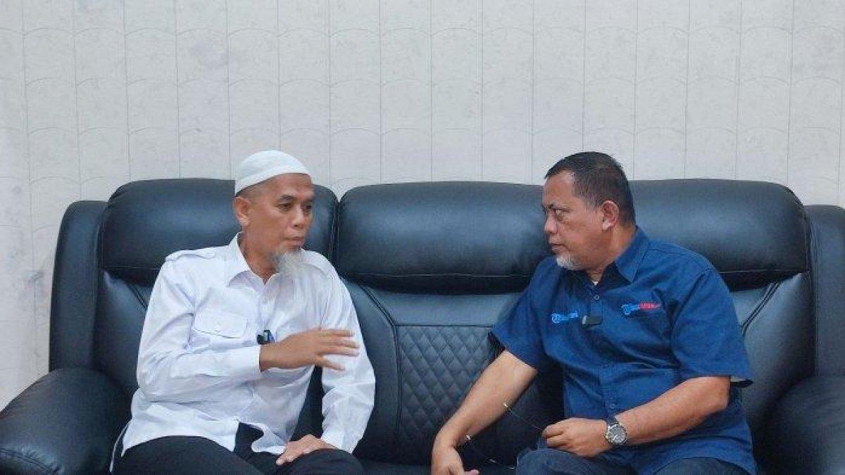 FOTO PAISAL - Walikota Dumai Paisal (kiri), saat menerima kunjungan silaturahmi Manajemen Tribun Pekanbaru yang dipimpin Pemimpin Redaksi (Pemred) Syarief Dayan, Senin (13/1/2025) di kediaman Walikota Dumai. Paisal merupakan Wali Kota termiskin se-Riau.