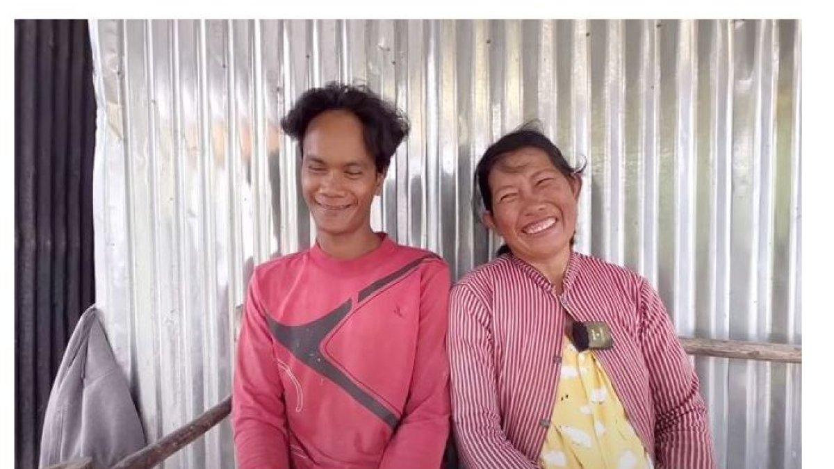 Wanita 57 tahun nikahi pria 28 tahun.