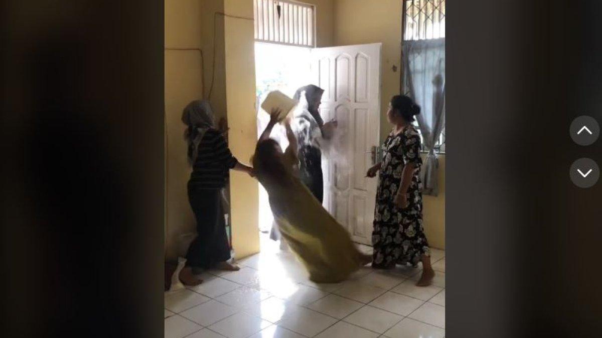 Wanita beri kejutan teman malah apes.