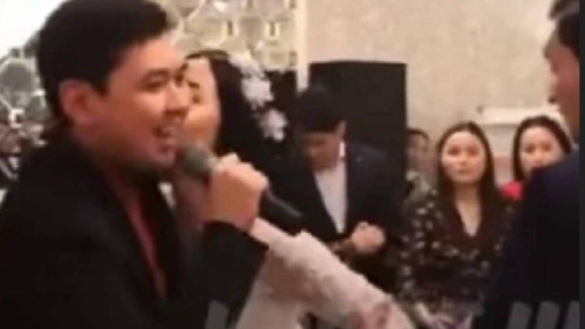 Wanita cium MC tampan tg