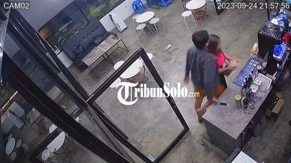 Wanita di Sragen dianiaya pacarnya sendiri saat lagi nongkrong di kafe, korban ditonton dan diinjak, jadi tontonan