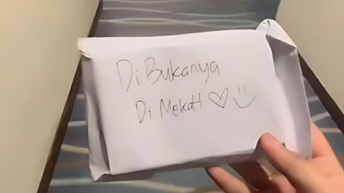 Wanita diberi amplop misterius dari sahabatnya dan hanya boleh dibuka saat di Makkah, ketika dibuka di depan Kakbah, isinya bikin haru.