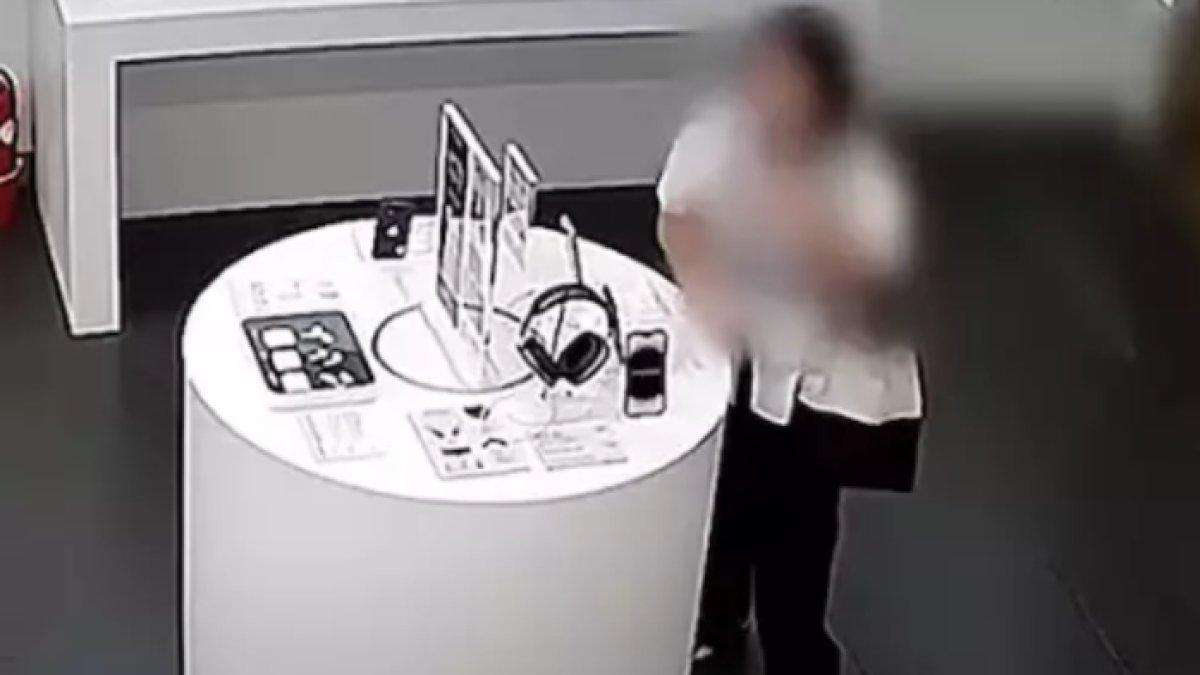Wanita gigit kabel anti maling gasak iPhone 14