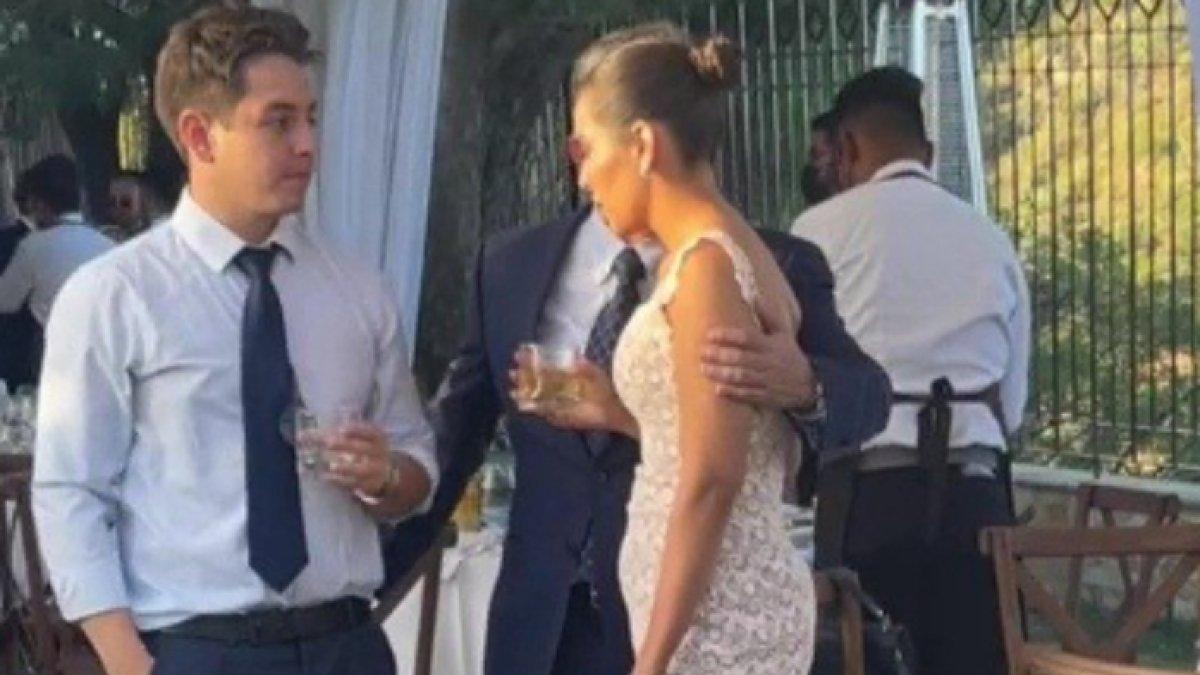 Wanita ini datang ke pesta pernikahan mengenakan gaun yang sama mewahnya dengan pengantin