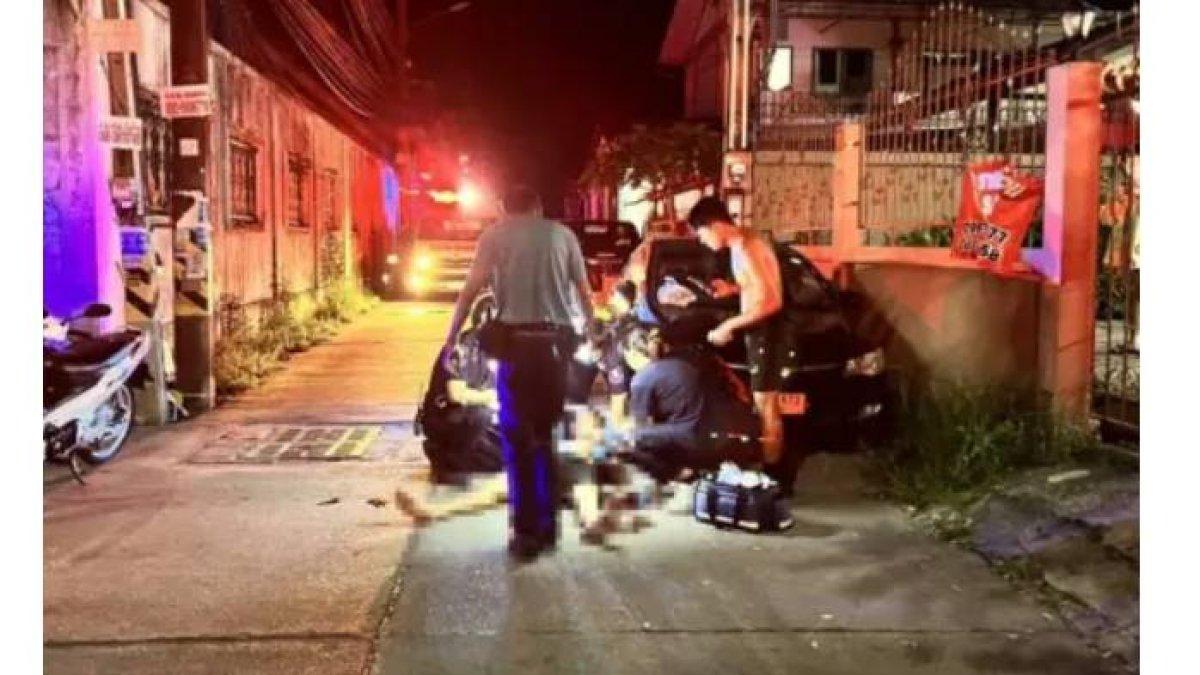 Wanita kelewat cemburu melihat kekasihnya melihat wanita-wanita lain (1)