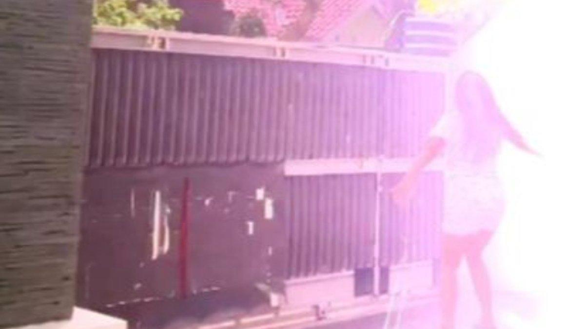 Wanita lagi asyik menari-nari di bawah hujan tiba-tiba nyaris tersambar petir