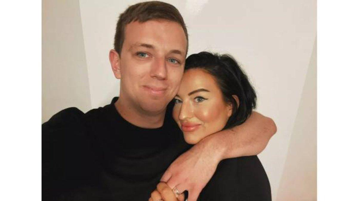 Wanita merasa bahagia karena suaminya memperbolehkan dirinya bertemu pria lain (1)