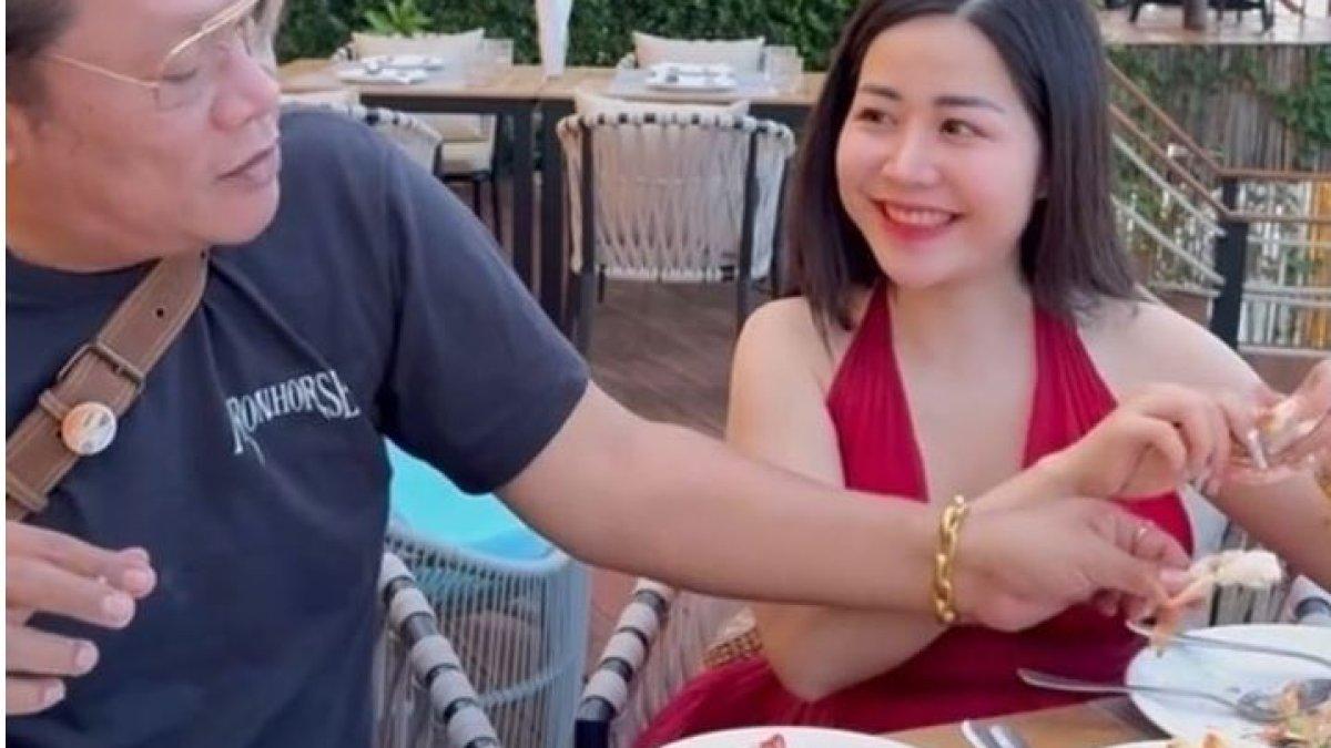 Wanita muda nikahi pria 55 tahun.