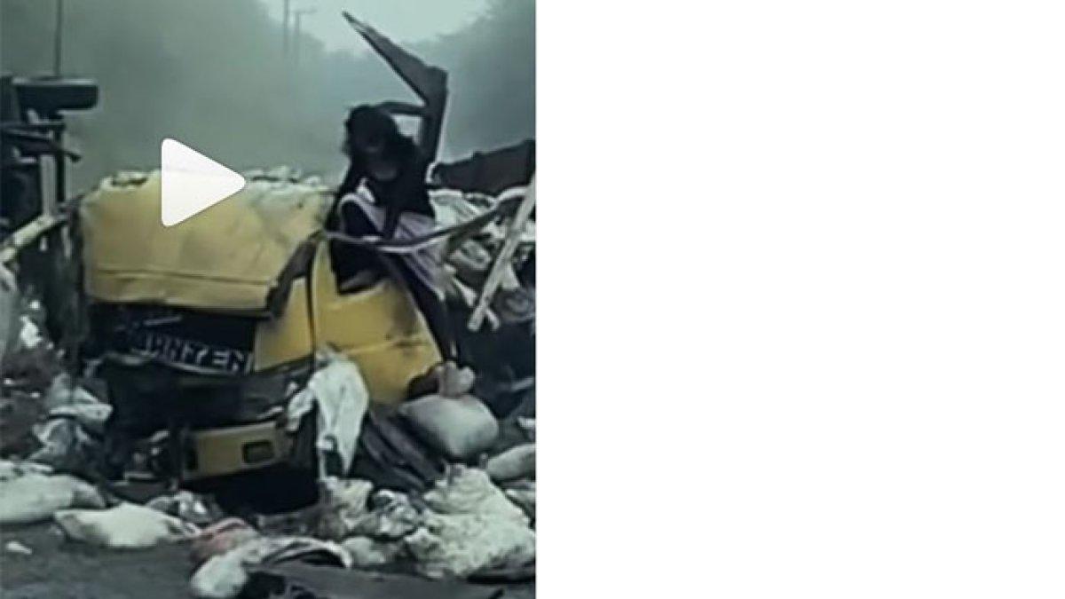 Wanita muncul dari kaca kursi penumpang truk