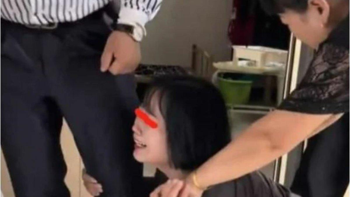 Wanita nangis memeluk mempelai pria, yang merupakan mantan kekasihnya.