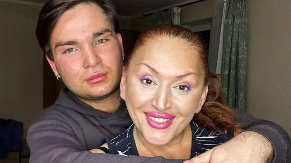 Wanita nikahi anak angkatnya sendiri yang 31 tahun lebih muda 2