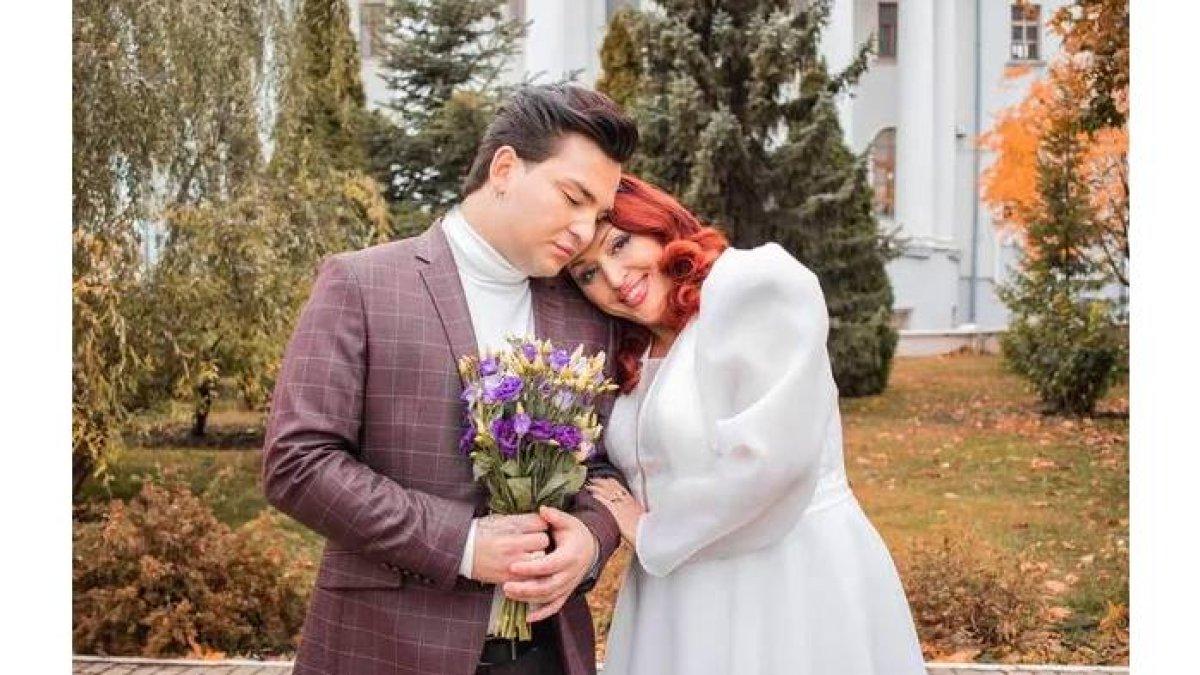 Wanita nikahi anak angkatnya sendiri yang 31 tahun lebih muda 3