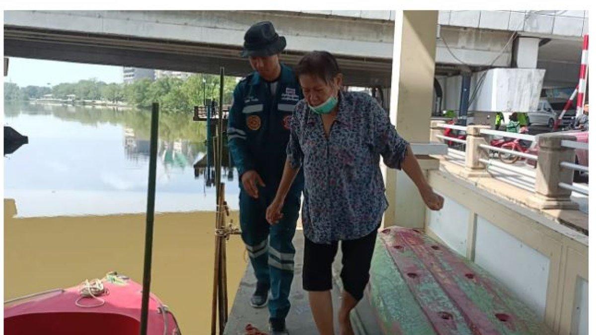 Wanita tua nekat lompat ke sungai.
