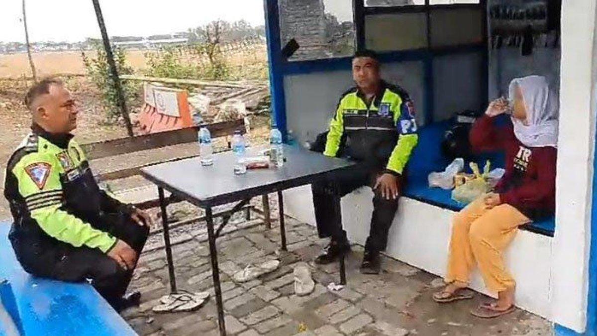 Wanita tuna rungu berinisial RR asal Gresik saat bersama Anggota