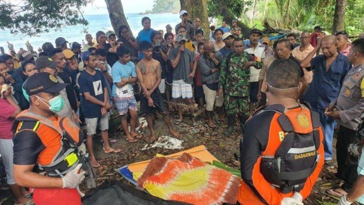 Warga Desa Alang dan Tim SAR Gabungan sedang mengevakuasi jasad korban yang jatuh dari tebing, Rabu (2/8/2023).