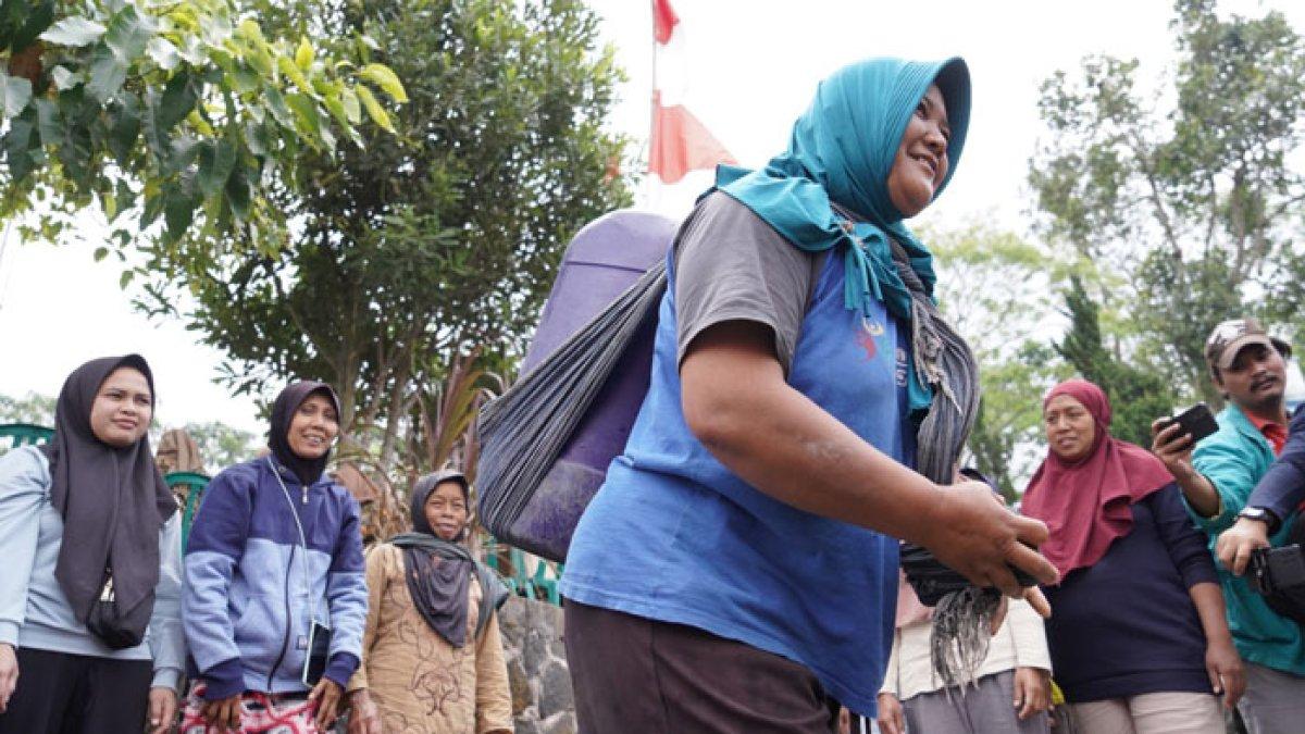 Warga Desa Sidorejo, Kecamatan Kemalang, Klaten antre