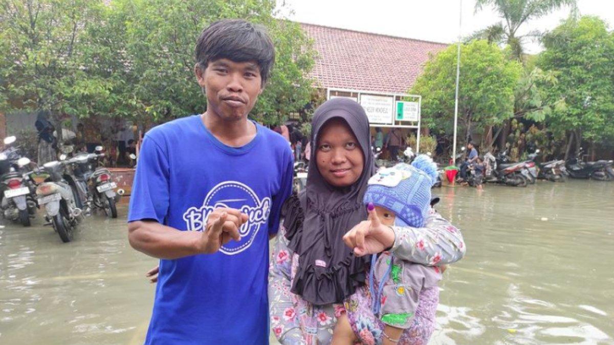 Warga Dukuh Kedung Banteng, Desa Wonorejo usai memberikan hak suaranya di Pemilu susulan