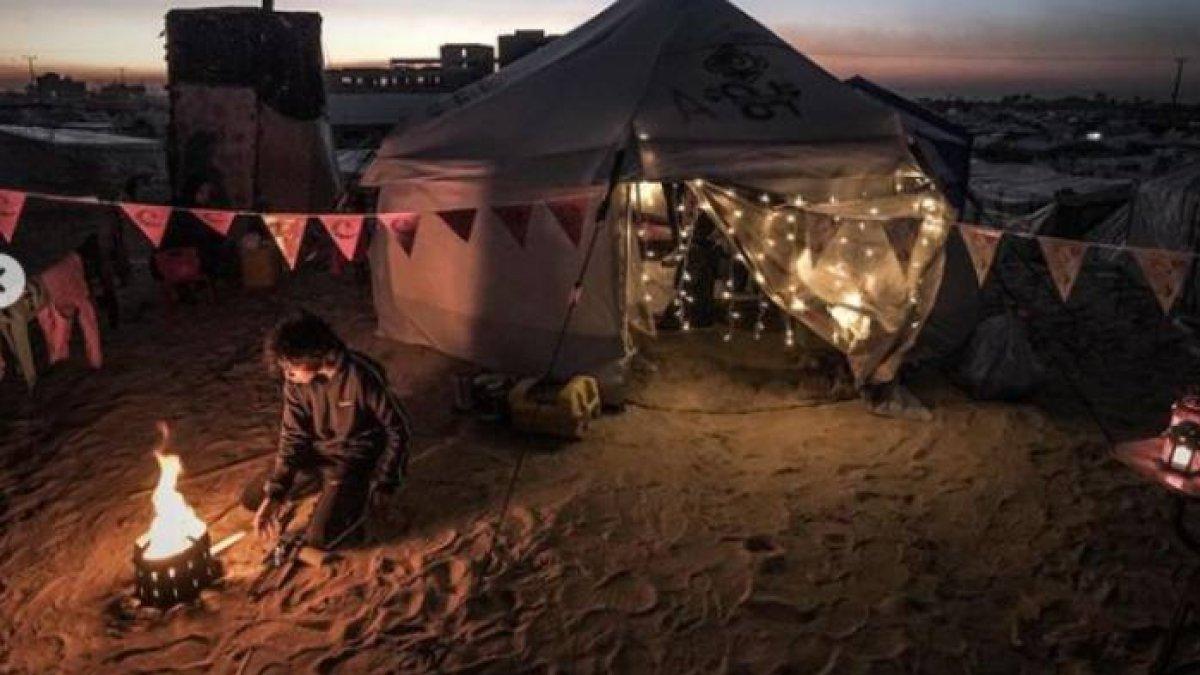 Warga Gaza Hias Pengungsian